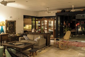 32-inch Smart TV with cable channels - Pousada Vila do Mel (Pontal do Paraná)