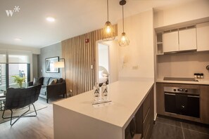 Apartment (902) | Private kitchen | Microwave, oven, coffee/tea maker, electric kettle - Wynwood The Classic in San Isidro (Lima)