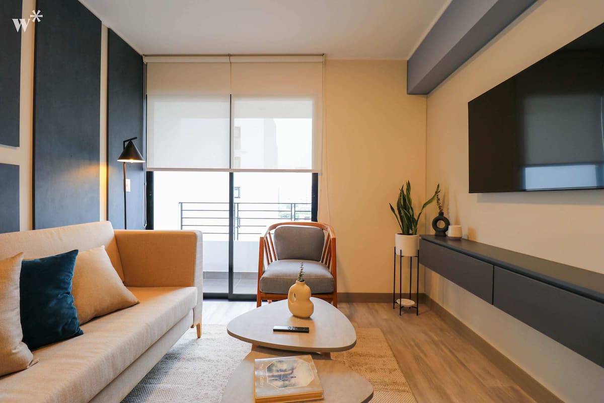 Apartment (909) | Living area | 40-inch Smart TV with cable channels
