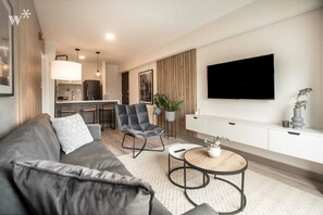 Appartement (902) | Coin séjour | TV connectée de 40 pouces avec chaînes par câble