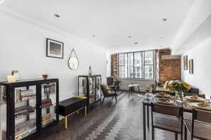 Dining - Chic converted Warehouse apartment w/ Parking (York)