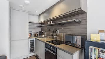 冷蔵庫、電子レンジ、オーブン、コンロ