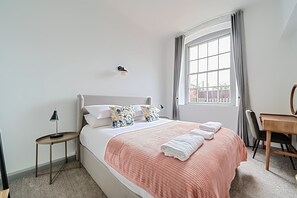 1 quarto, ferros/tábuas de passar roupa, berço de viagem