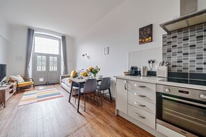 Fridge, microwave, oven, dishwasher - County House Escape - courtyard & free parking (York)