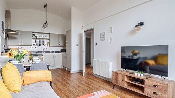 A modern apartment with a living room, kitchen, and dining area. - County House Escape - courtyard & free parking (York)