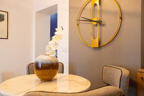 Departamento de lujo | Área de sala de estar | Smart TV de 55 pulgadas con canales por cable 