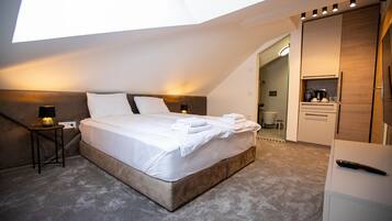 Standard Room | 1 bedroom, hypo-allergenic bedding, pillowtop beds, in-room safe
