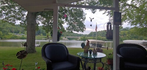 Spacious Lakefront Retreat. 3 Bedroom, 2 Bath Ranch Home 30 ft from the water. 