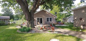 Outdoor dining - Spacious Lakefront Retreat. 3 Bedroom, 2 Bath Ranch Home 30 ft from the water.  (Delhi)