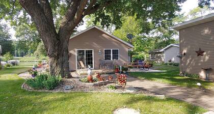 Spacious Lakefront Retreat. 3 Bedroom, 2 Bath Ranch Home 30 ft from the water.