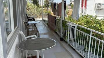 Eenvoudige driepersoonskamer | Terras