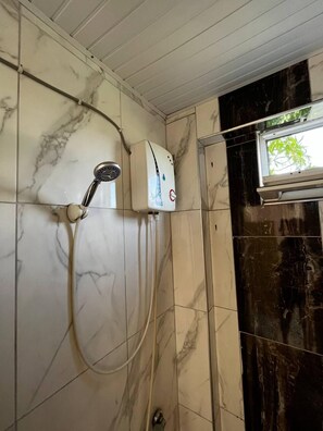 Chambre Standard double | Accès au Wi-Fi (inclus), literie fournie