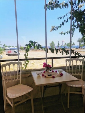 Kahden hengen superior-huone (yksi tai kaksi sänkyä) | Näkymä parvekkeelta