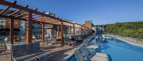 Departamento Deluxe | Alberca | 2 albercas techadas y 2 albercas al aire libre