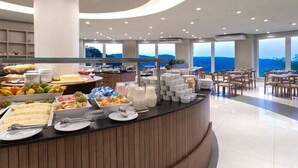 A buffet area with various food items and a view of the ocean. - Golden Gramado Laghetto Resort - MC (Gramado)