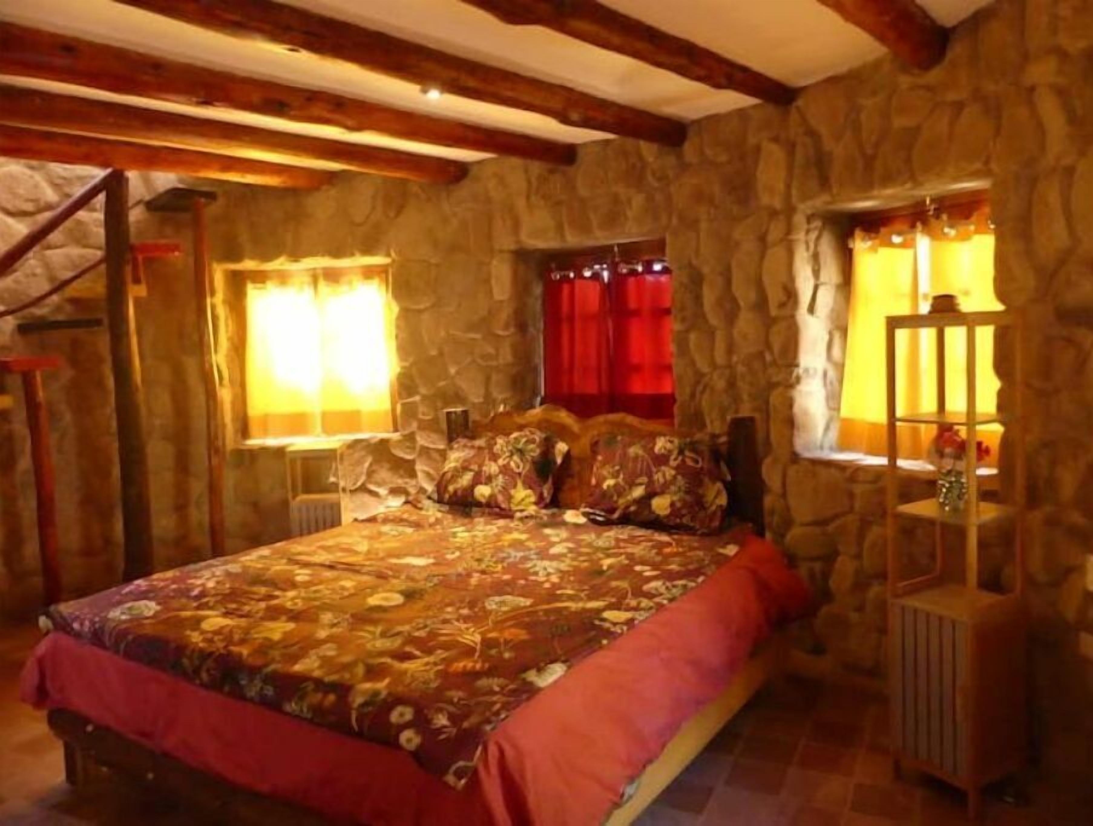 4 makuuhuonetta, työpöytä, silitysrauta/-lauta, Wi-Fi