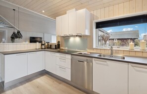 Fridge, stovetop, dishwasher, coffee/tea maker - Nice home in Sydals with WiFi (Sydals)