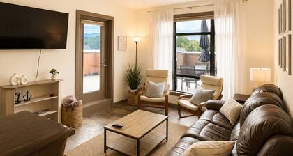 Beautiful 3 Bedroom, 2 Bathroom Condo in Kelowna. Huge Corner Balcony!