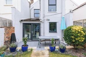 Outdoor dining - Charming 3 BDR House Private Garden Bristol (Southville)