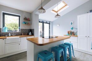 Fridge, microwave, oven, dishwasher - Charming 3 BDR House Private Garden Bristol (Southville)