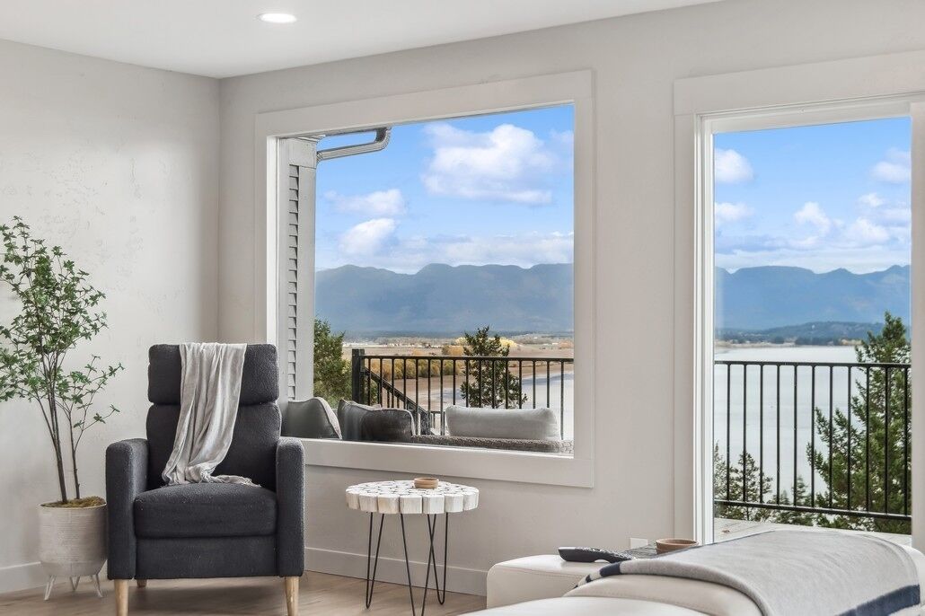 Un balcon avec vue sur les montagnes et un plan d’eau.