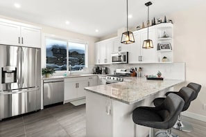 Refrigerador, microondas, horno y parrilla de estufa