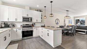 Refrigerador, microondas, horno, placa de cocina