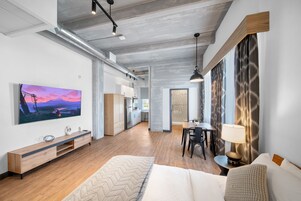 舒适开间套房, 1 张大床 | 特色装修、特色家居、遮光窗帘、熨斗/熨衣板