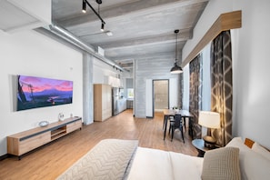 舒适开间套房, 1 张大床 | 特色装修、特色家居、遮光窗帘、熨斗/熨衣板