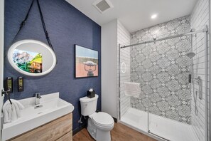 Chambre triple luxueuse, 3 chambres | Salle de bain | Douche, séchoir à cheveux, serviettes fournies, savon