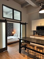 家庭双人房, 2 间卧室 | 特色装修、特色家居、遮光窗帘、熨斗/熨衣板