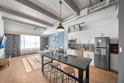 Deluxe Double Room, 2 Bedrooms | In-room dining