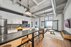 Executive Double Room, 2 Bedrooms | Private kitchen | Full-sized fridge, microwave, stovetop, coffee/tea maker - Cannery Lofts Niagara (Niagara Falls)