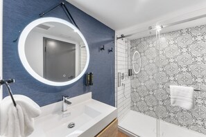 Premium Quadruple Room, 4 Bedrooms | Bathroom | Shower, hair dryer, towels, soap - Cannery Lofts Niagara (Niagara Falls)