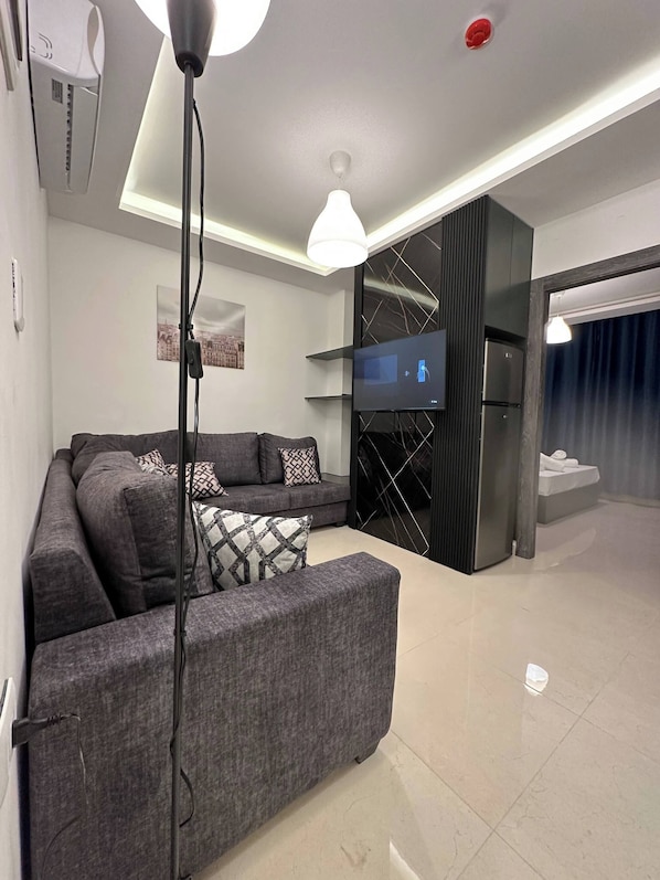 Apartment, 2 Bedrooms, Accessible | Living room