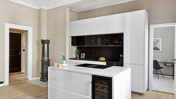 Kjøleskap, mikrobølgeovn, ovn og kokeplater