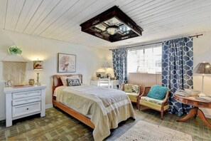 3 chambres, bureau, fer et planche à repasser, lit de bébé portatif
