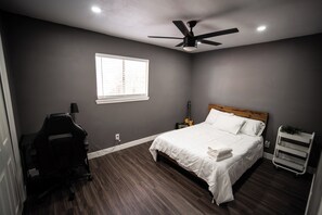 2 Schlafzimmer, Schreibtisch, Bügeleisen/Bügelbrett, WLAN