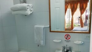 Superior Room, 2 Queen Beds, Courtyard View | Bathroom - HOTEL MARY MAY INN (San Andrés)