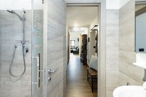 Een douche, een haardroger, een bidet, handdoeken