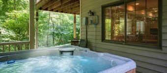 Luxury Resort Hideaway - 4 BR/4Bath, Pool Table, Hot Tub and Firepit!