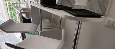 Ofen, Kochgeschirr/Geschirr/Besteck