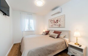 2 bedrooms, in-room safe, iron/ironing board, travel cot - Amazing Apartment In Mandre (Mandre)