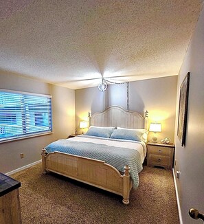2 bedrooms, iron/ironing board, WiFi, bed sheets - Shore Drive Myrtle Beach! Walk to Ocean Annie’s! 2bd 2ba condo sleeps 7. (Myrtle Beach)
