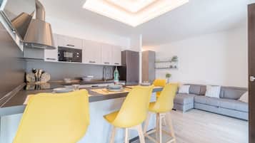 Plaque de cuisson, cafetiĂšre/bouilloire, grille-pain