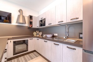 Herdplatte, Wasserkocher mit Kaffee-/Teezubehör, Toaster