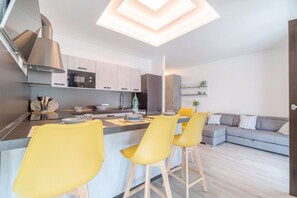 Stovetop, coffee/tea maker, toaster - GuestHost - Modern and comfortable apartment ideal for 2 guests located in a residential area of Chiavari, a few steps from the historic center and the beach. The accommodation is equipped with every comfort: equipped terrace, kitchen, washing machine, a (Chiavari)