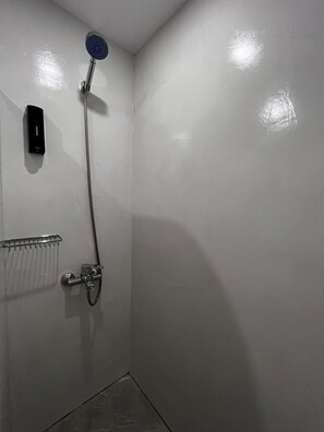 Toallas, jabón, papel de baño 