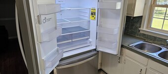 Gorgeous model single family home, fully renovated and ready for you. 