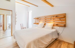 3 bedrooms, iron/ironing board, travel crib, free WiFi - Stunning home in Surgeres (Surgeres)